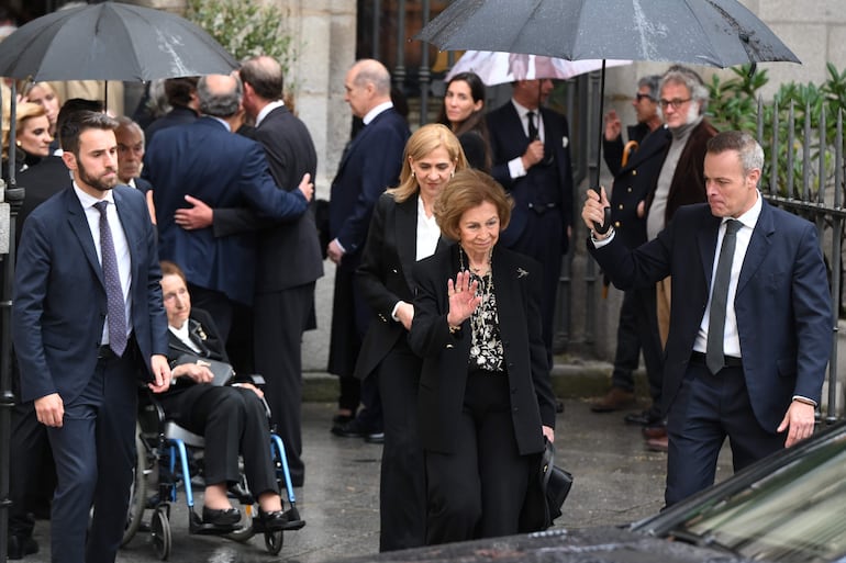 Así fue vista la reina Sofía, horas antes de su internación, cuando asistió al funeral en memoria de Fernando Gómez-Acebo, primo de Felipe VI,  en la Iglesia Catedral de las Fuerzas Armadas, en Madrid. (EFE/ Fernando Villar)
