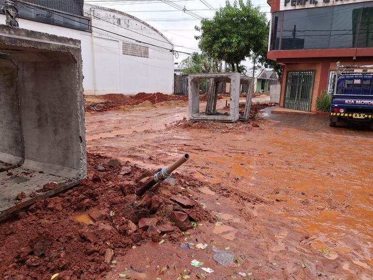 Obras de desagüe pluvial que bloquean los accesos a la escuela villa San Francisco en el barrio San Pablo de Asunción.