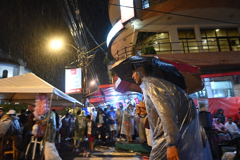 Peregrinos no detienen su marcha hacia la virgencita de Caacupé, pese a la lluvia en Cordillera.