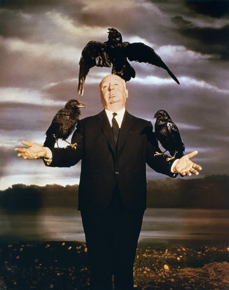 Alfred Hitchcock, maestro del suspenso, con los pájaros.