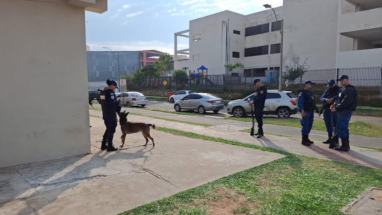 Agentes policiales durante uno de los allanamientos en el barrio San Francisco, en busca de los miembros de una pandilla.