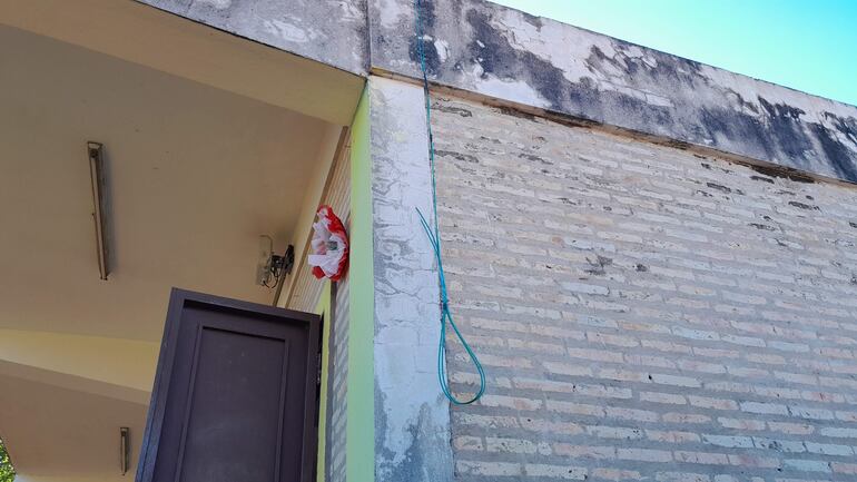 Delincuentes robaron los cables de la energía eléctrica y dejó sin servicio los sanitarios y la sala de clases del preescolar de la escuela Eusebio Ayala de J. Augusto Saldivar.