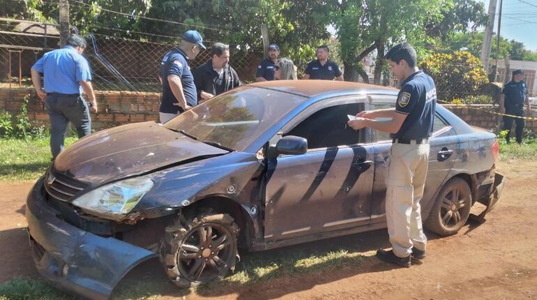 El automóvil en que viajaban las víctimas fatales.