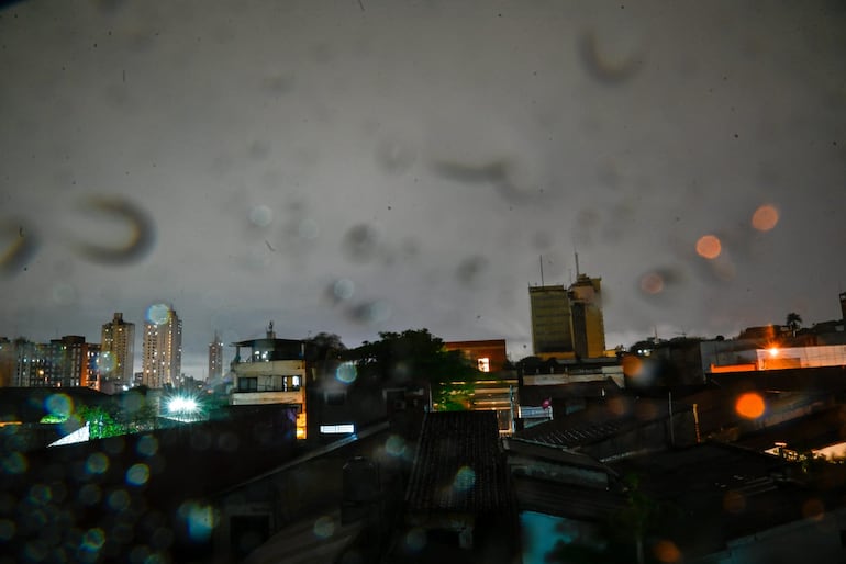 Cielo lluvioso sobre Asunción