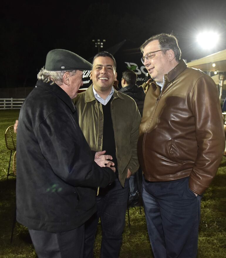 El gerente general del Banco Sudameris, Jerónimo Nasser charlando con Antonio Vasconsellos y Gualberto Yegros. 