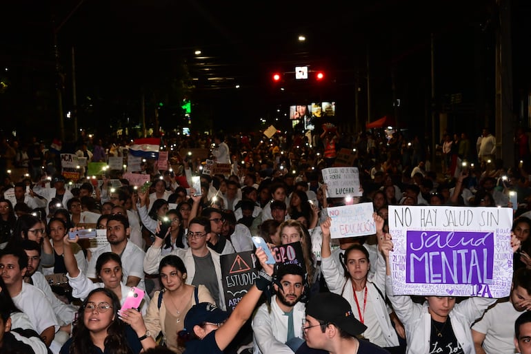 Miles de estudiantes salieron a las calles el martes, hasta inmediaciones de Mburuvicha Róga, en rechazo de la ley Hambre Cero.