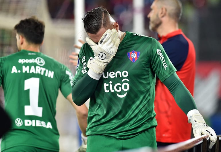 El brasileño Jean Fernandes, arquero de Cerro Porteño, lamenta una lesión que sufrió en el partido frente a Athletico Paranaense por la ida de los playoffs de octavos de final de la Copa Sudamericana 2024 en el estadio La Nueva Olla, en Asunción.