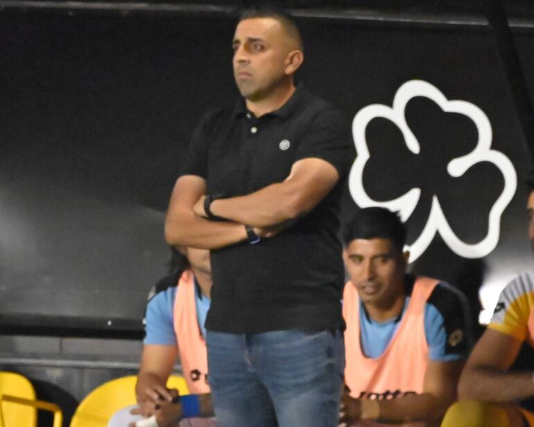 El entrenador de Resistencia, Carlos Recalde, observa con mucha seriedad el desempeño de su equipo.