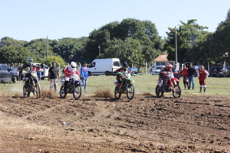 Partidas como éstas se vivirán el domingo en una nueva jornada del motocross en Villeta.