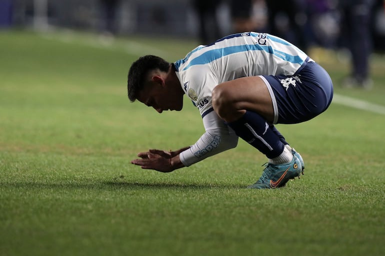 Matías Rojas se agachó a besar el césped del estadio Cilindro antes de salir ovacionado por el público en su partido de despedida con Racing de su cancha