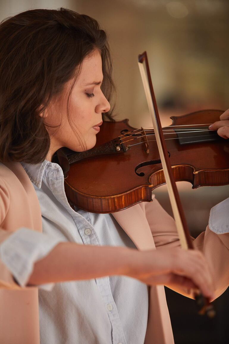 Constanza logró dedicarse al violín por completo cuando emigró a Bs. As., a la Academia del Teatro Colón.