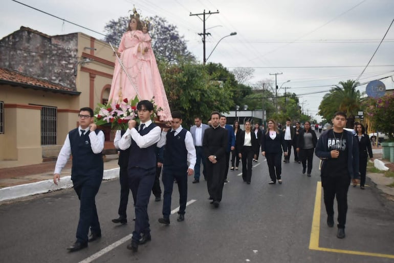 La comunidad católica de Villeta desfiló en torno a la Virgen del Rosario.