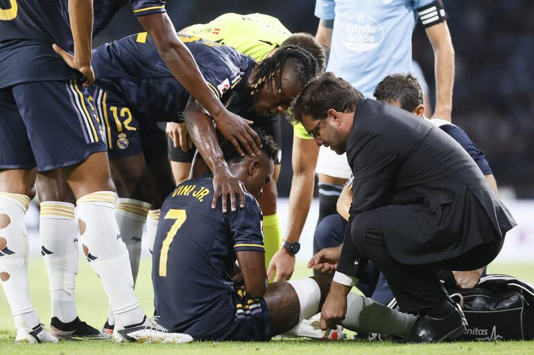 VIGO (GALICIA), 25/08/2023.- El delantero brasileño del Real Madrid Vinicius Jr. se lesiona durante el partido correspondiente a la Jornada 3 de LaLiga que enfrenta este viernes al Celta de Vigo y Real Madrid en el estadio de Balaídos, en Vigo. EFE/Lavandeira
