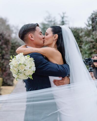 Paulo Dybala y Oriana Sabatini dándose un romántico beso tras jurarse amor eterno.