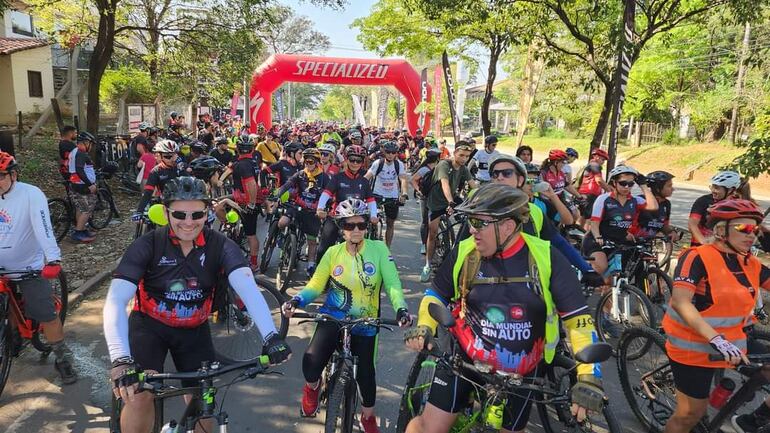 Los amantes del ciclismo en el recorrido de 19 km por nuestra capital por el Día Mundial sin Auto.