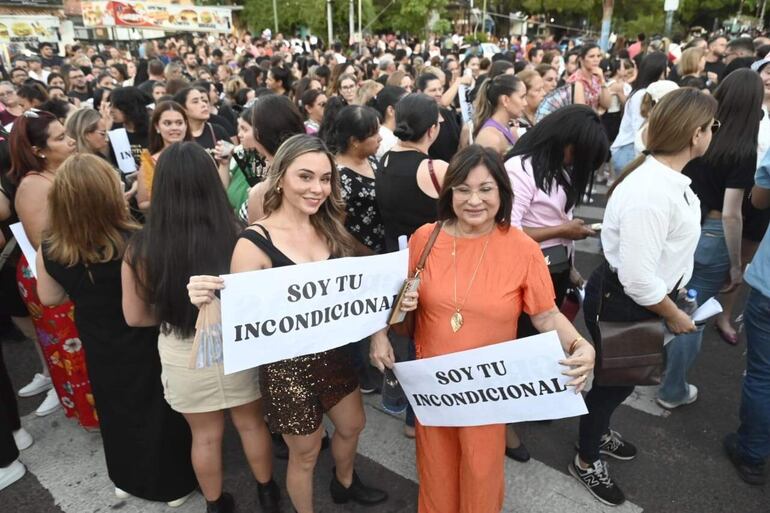 Las incondicionales de Luis Miguel aguantaron el calor,  la larga espera y el tumulto, para ver a su ídolo musical.