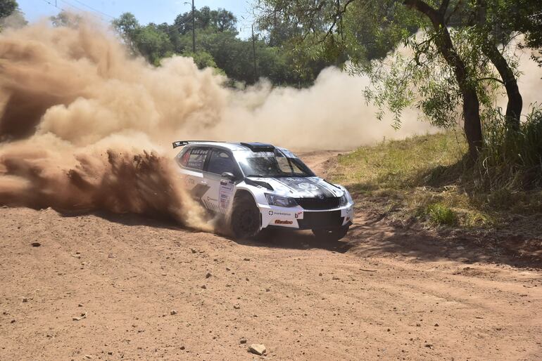 El piloto Matías Domínguez, navegado por Marco Méndez en el Škoda Fabia R5, fue el absoluto dominador de la clasificación general en la primera fecha del Campeonato Regional de Super Prime y Super Rally del CPV.