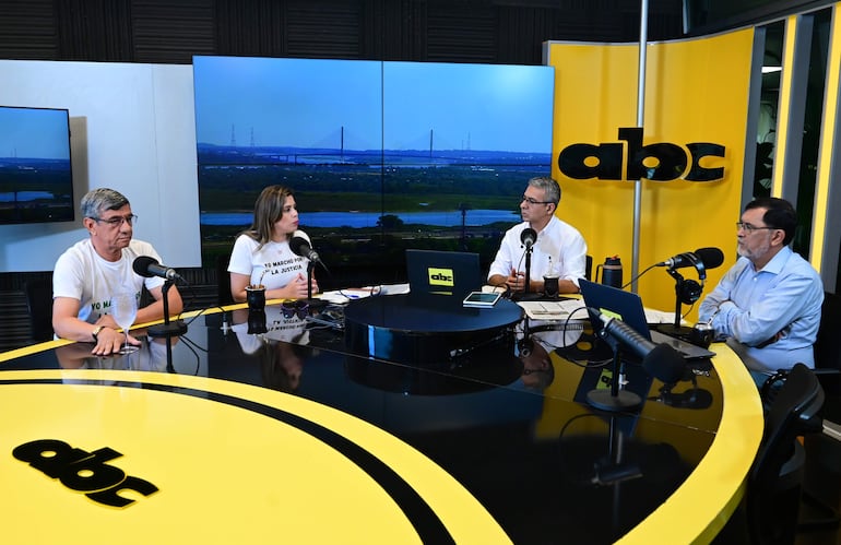 El dirigente Ermo Rodríguez (izq.) y la exsenadora Kattya González  visitaron ayer ABC.