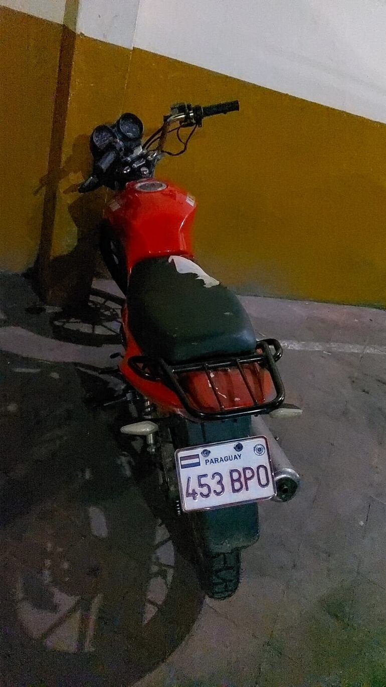 Motocicleta de la marca Kenton, modelo GTR 150, color rojo, año 2018, chapa N° 453 BPO, chassis N° 9PAAHBBA9JA000034, utilizada por algunos de los sospechosos.