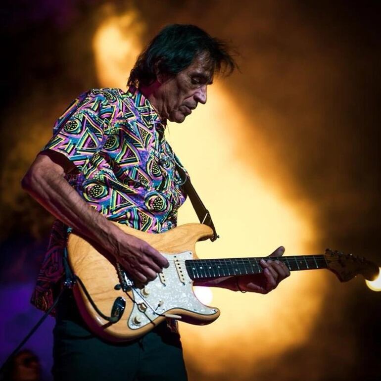 Felipe Staiti empuñando la guitarra en uno de sus shows.