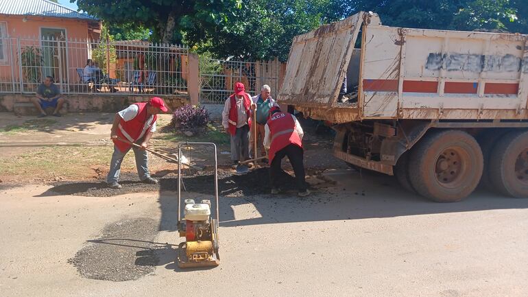 Operarios de la Municipalidad trabajan para tapar los baches generados por la Essap.