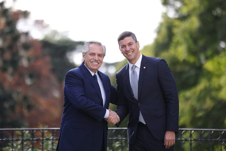 Fotografía captada el año pasado, en una reunión entre Alberto Fernández y Santiago Peña, en la localidad de Olivos (Argentina).