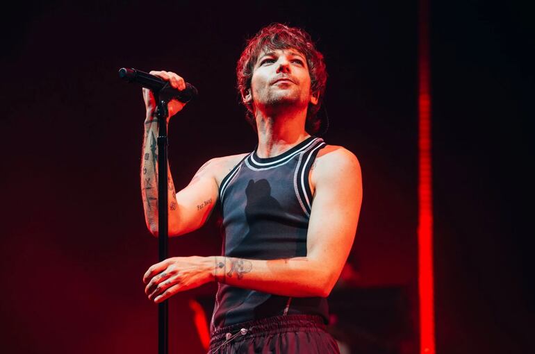 Louis Tomlinson llegó ayer desde Argentina y se presentará esta noche en el Jockey Club.