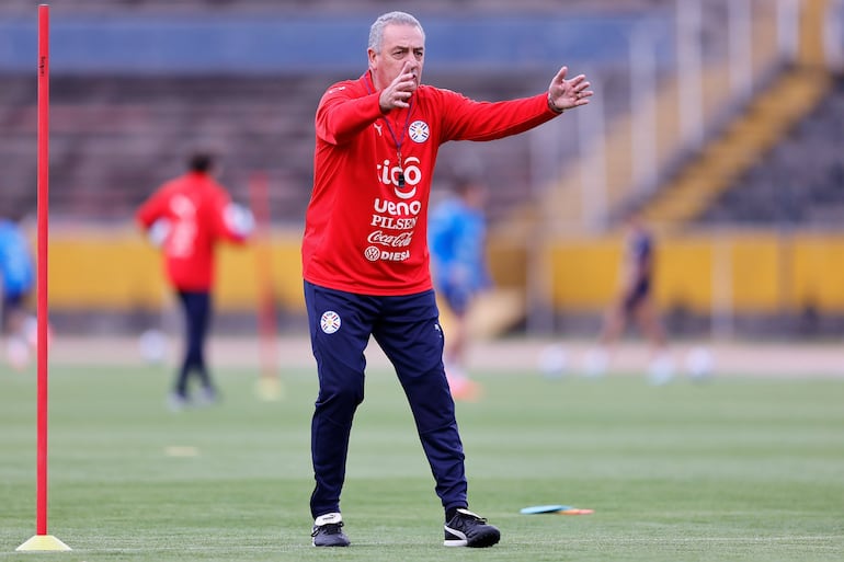 El argentino Gustavo Alfaro, entrenador de la selección paraguaya, en la movilización del plantel en el estadio Atahualpa, en Quito, Ecuador.