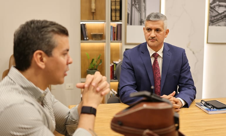 Santiago Peña, Presidente de la República (izquierda), y el nuevo titular de la ANTSV, Félix Jiménez, (derecha). (gentileza).