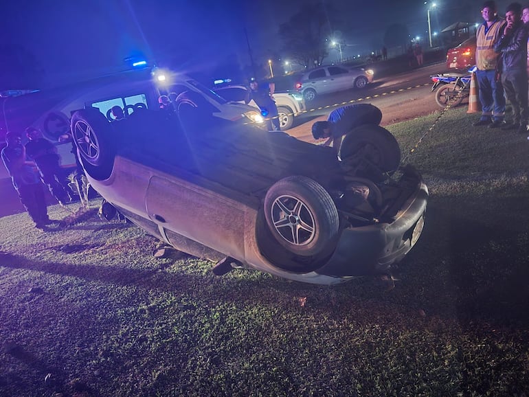 El automóvil guiado por la mujer quedó volcado a un costado de la ruta.