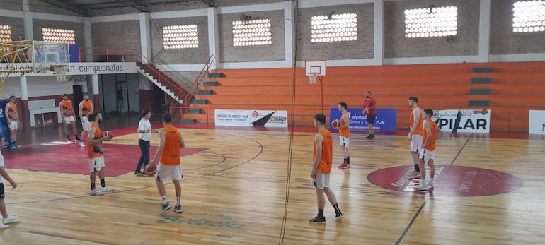 La selección paraguaya de básquetbol practicó esta siesta en el estadio municipal de Pilar. El jueves enfrentará a Panamá.