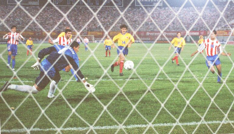 Derlis Soto, jugador de la selección paraguaya, festeja un gol en el partido ante Colombia por las Eliminatorias Sudamericanas al Mundial 1997 en el estadio Defensores del Chaco, en Asunción, Paraguay.