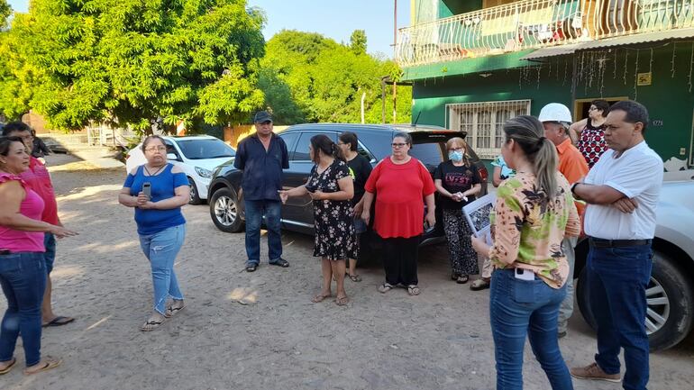 Reunión de vecinos de Virgen de la Asunción junto a la ingeniera de la empresa CCC.