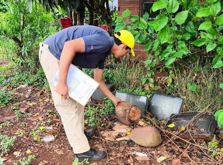 Instan a la ciudadanía a realizar controles regulares de su casa y jardín, para eliminar posibles criaderos de mosquitos. 