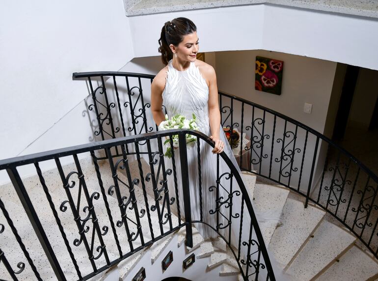 La novia lució hermosa con un vestido confeccionado por la diseñadora Ilse Jara. El ramo fue una creación de Bruno Enmanuel.