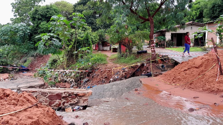 Debido al enorme pozo que se formó en la cabecera del puente, los vecinos se quedaron sin entrada a sus casas.