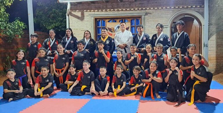 Alumnos examinados y responsables de la Academia Garras de Halcón estarán en el torneo.