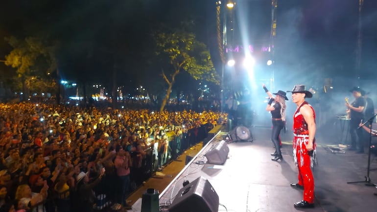 La reina de la cumbia "Marilina" hizo vibrar al público  con sus variados repertorios.