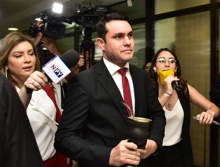 El Senador Hernán David Rivas (ANR, HC) denunciado por supuesto título falso. 