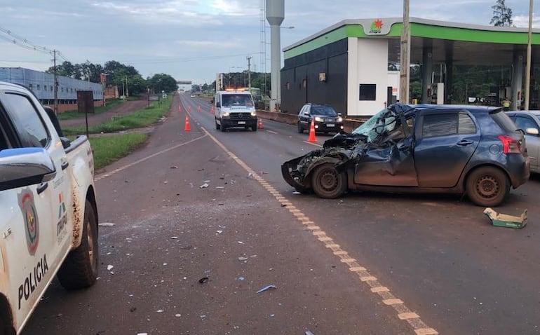 El automóvil Toyota quedó prácticamente inservible tras impactar contra la parte posterior del bus.