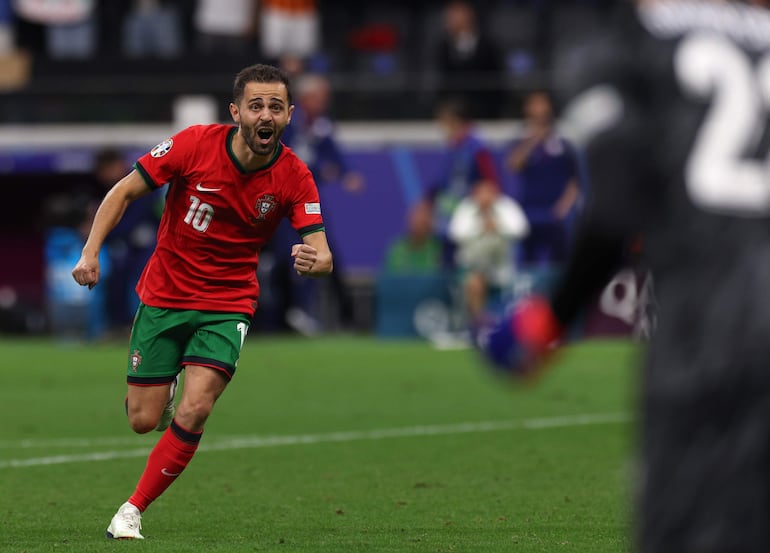 Bernardo Silva, jugador de la selección de Portugal, celebra un gol en la tanda de penales contra Eslovenia por los octavos de final de la Eurocopa 2024, en el Frankfurt Main, Alemania.