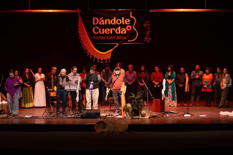 El escenario recibió a los cantautores de varios puntos de la región, quienes unieron sus cantos en pos de una lucha.