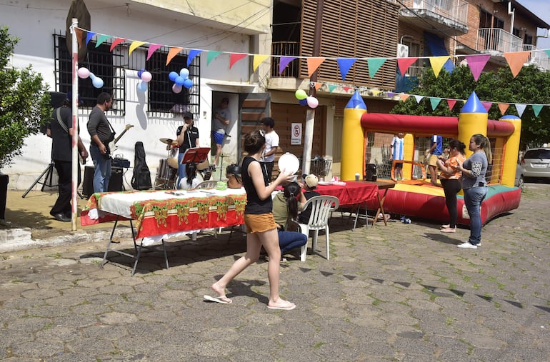 Los vecinos ofrecieron concierto y globo loco en la actividad.