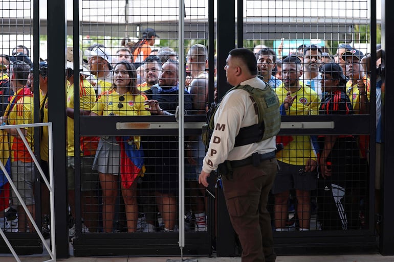 El ingreso al Hard Rock Stadium para la final de la Copa América 2024 fue desbordado por hinchas colombianos y argentinos, obligando al retraso del inicio del partido entre Argentina y Colombia. 