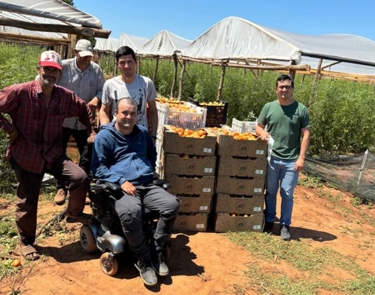 Ángel Balbuena y su equipo de trabajo en Coronel Oviedo.