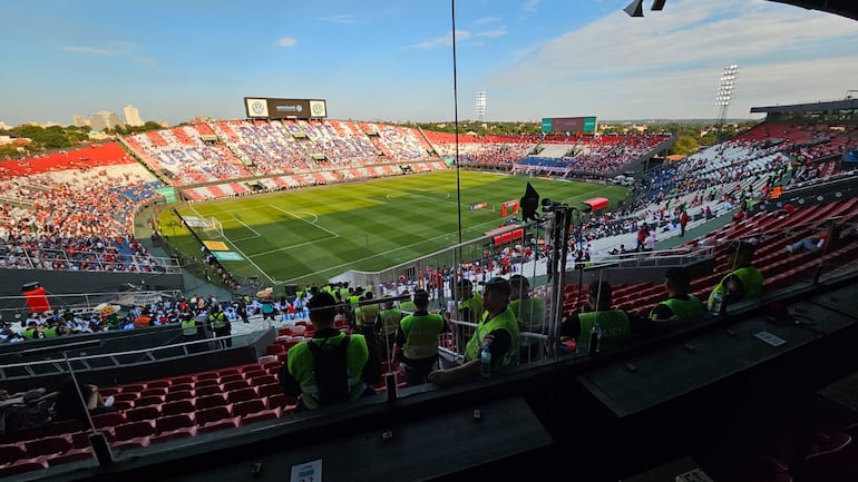 El estadio Defensores del Chaco en la previa de Paraguay vs. Argentina.