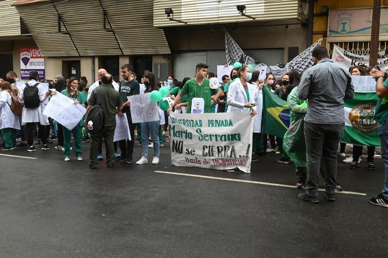 Estudiantes de Medicina de una universidad privada protestan frente al Cones.