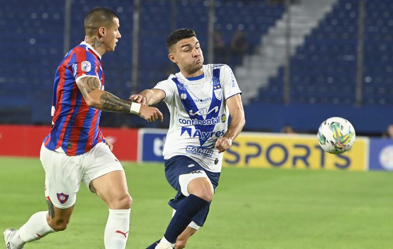 Iván Valdez intenta llevarse el balón en velocidad ante la marca de Alan Benítez.