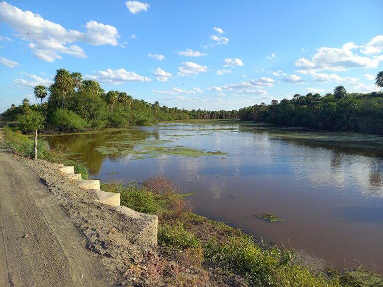 La represa ataja el agua a favor de la empresa ganadera, dejando sin el vital a los pobladores y la fauna de la zona.