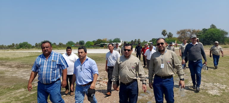 El presidente de la ANDE, Félix Sosa y comitiva a su llegada esta mañana en el aeropuerto de Fuerte Olimpo.